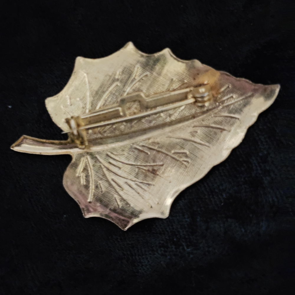 Gold Leaf Cameo Brooch - Picture 9 of 9